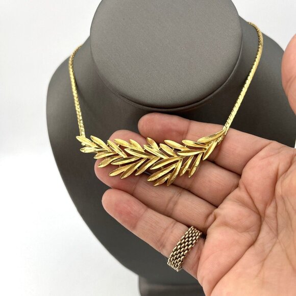 Vintage CROWN TRIFARI Laurel Wreath Pendant Necklace Gold Tone 17” - Picture 7 of 10